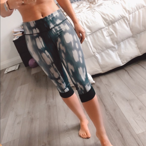 Tie dye under Armour crops - Picture 4 of 13
